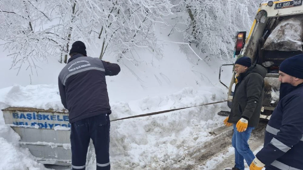 Kocaeli Başiskele'de temizlik personelini kar bile durduramadı