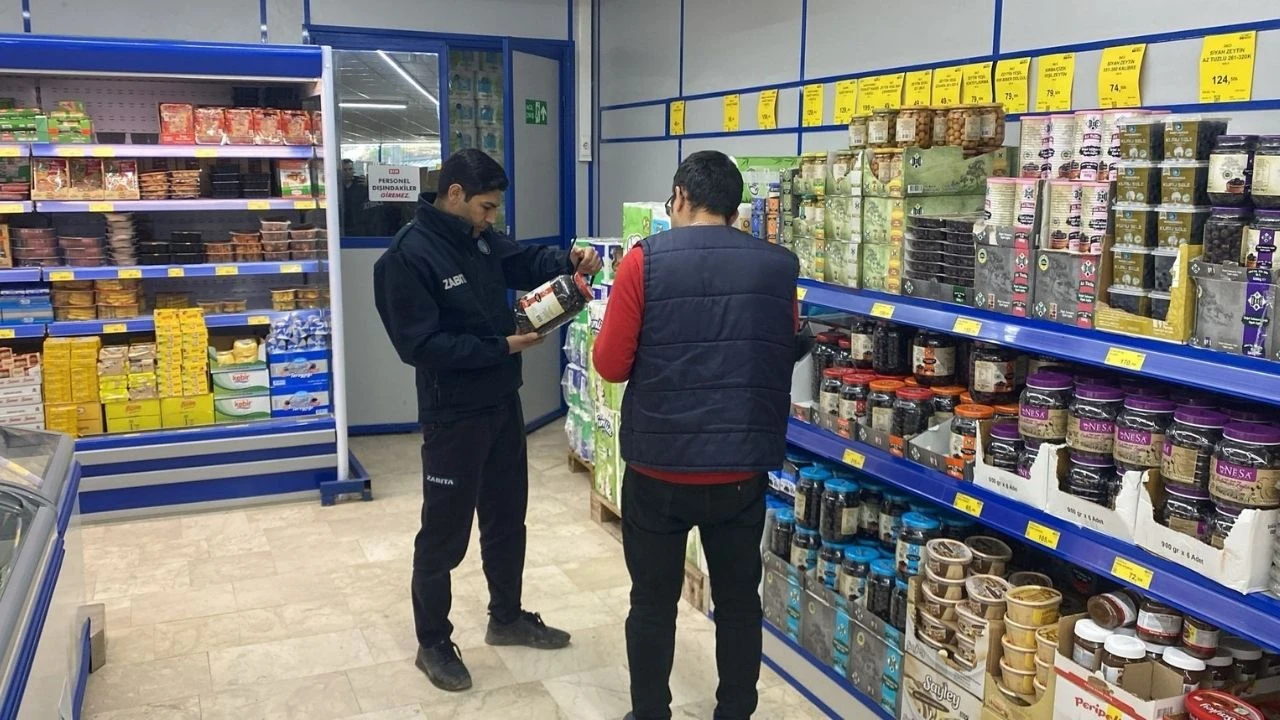 Düzce’de zabıta ekipleri market denetimlerini sürdürüyor