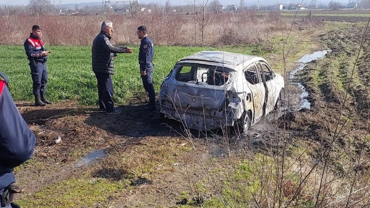 Sakarya'da otomobilini ateşe vererek kendini yakmaya çalıştı