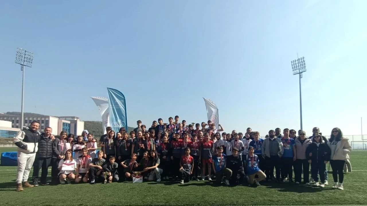 Düzce'de atletizm heyecanı: 93 sporcu kıyasıya yarıştı