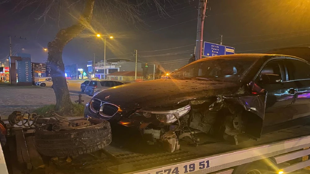 Kocaeli Başiskele'de trafik kazası: Otomobil direğe çarptı, 3 yaralı